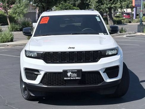 Used 2023 Jeep Grand Cherokee Altitude AWD/4WD image 3