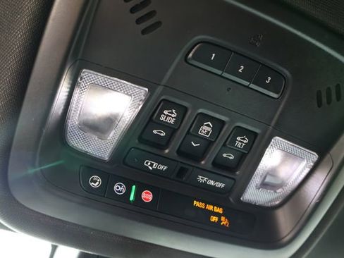 Used 2023 Chevrolet Traverse High Country image 21