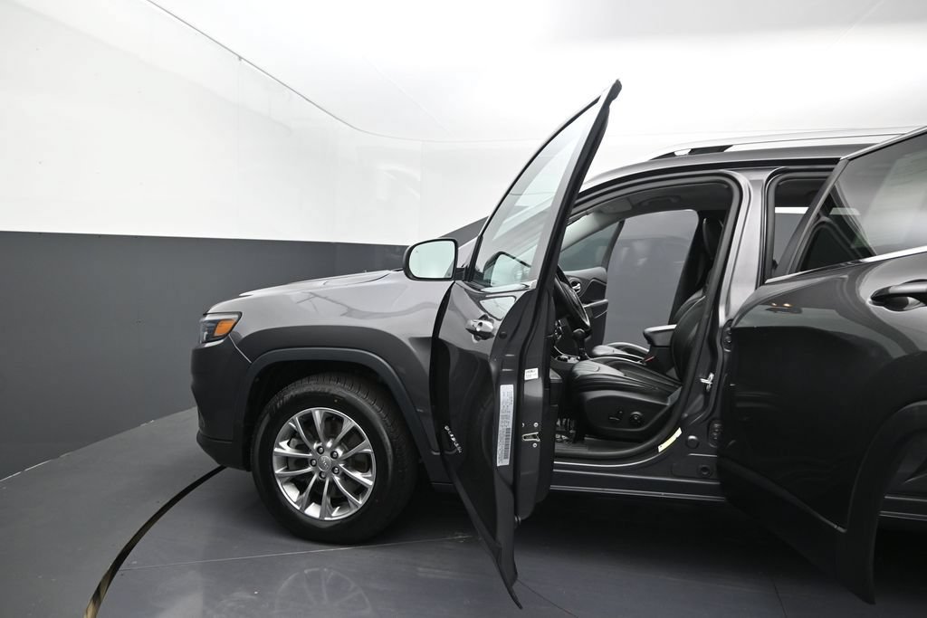 Used 2019 Jeep Cherokee Latitude Plus AWD/4WD image 13