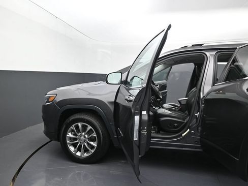 Used 2019 Jeep Cherokee Latitude Plus AWD/4WD image 13