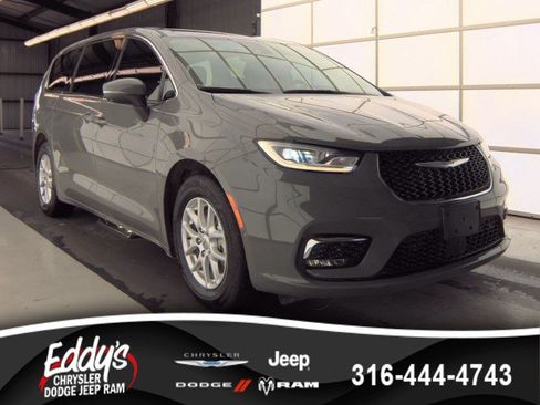 Used 2023 Chrysler Pacifica Touring-L FWD image 1