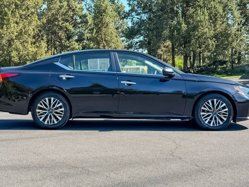 Used 2024 Nissan Altima 2.5 SV FWD image 3