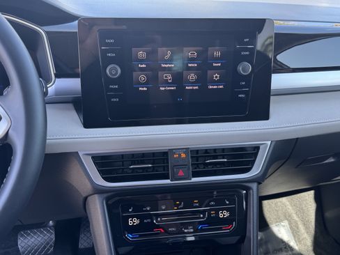 Used 2025 Volkswagen Taos SE image 24