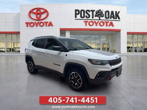 Used 2025 Jeep Compass Trailhawk AWD/4WD image 1