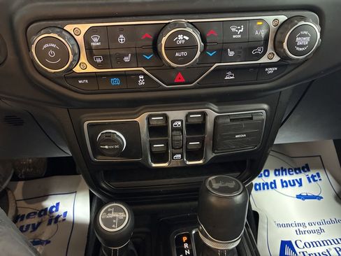 Used 2023 Jeep Wrangler Unlimited Sahara w/ Cold Weather Group AWD/4WD image 30