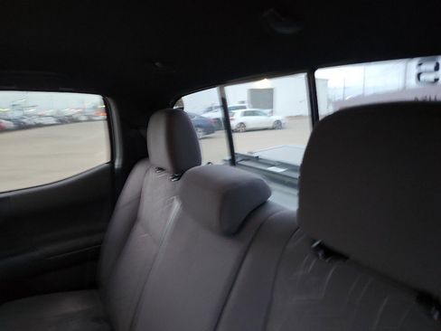 Used 2018 Toyota Tacoma TRD Sport image 15