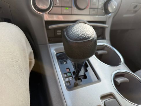 Used 2013 Toyota Highlander Plus w/ Cold Weather Pkg image 21