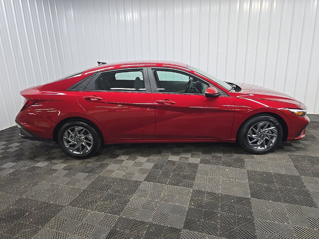 Used 2024 Hyundai Elantra SEL FWD image 2