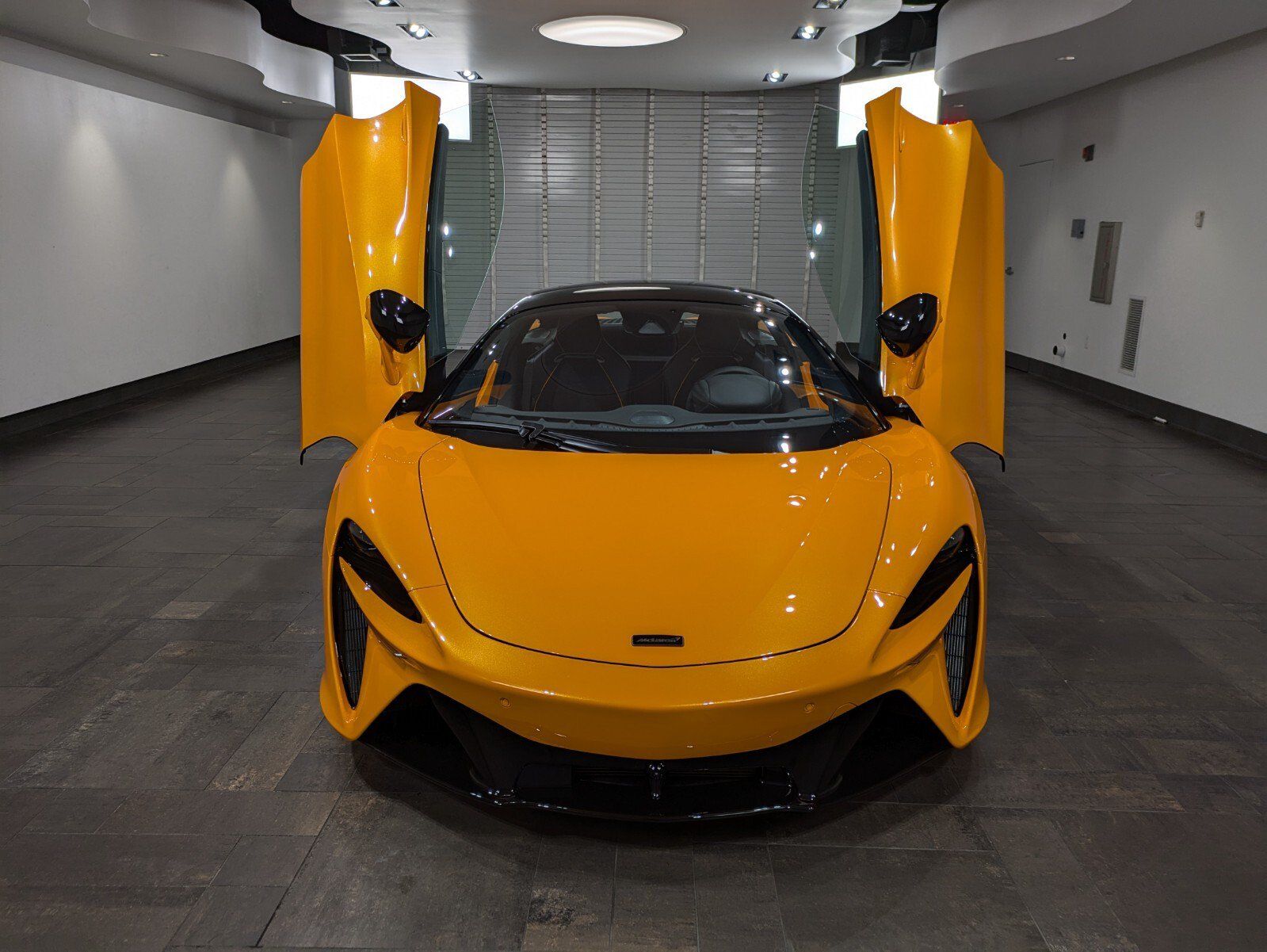 Used 2025 McLaren Artura RWD image 21