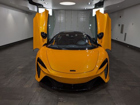 Used 2025 McLaren Artura RWD image 21