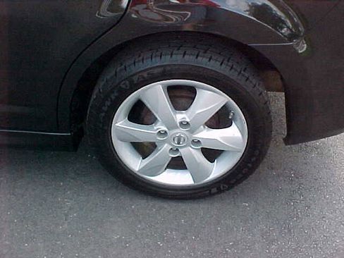 Used 2011 Nissan Versa SL w/ Premium Pkg image 5