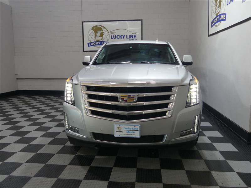 Used 2017 Cadillac Escalade Luxury AWD/4WD image 2