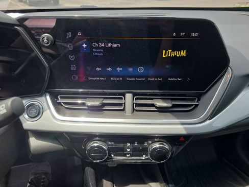 Used 2024 Chevrolet Trax LT w/ Sunroof Package FWD image 8