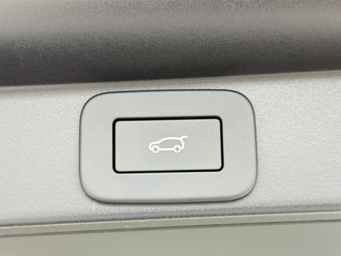 New 2026 Land Rover Range Rover SE image 13