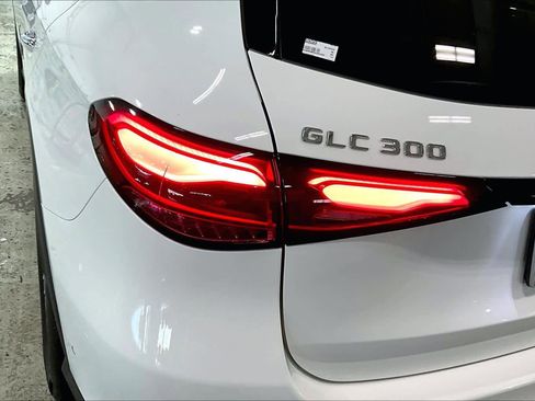 Used 2025 Mercedes-Benz GLC 300 4MATIC image 27