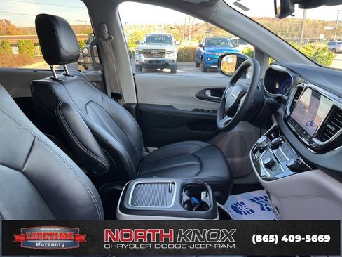 Used 2024 Chrysler Pacifica Touring-L image 28