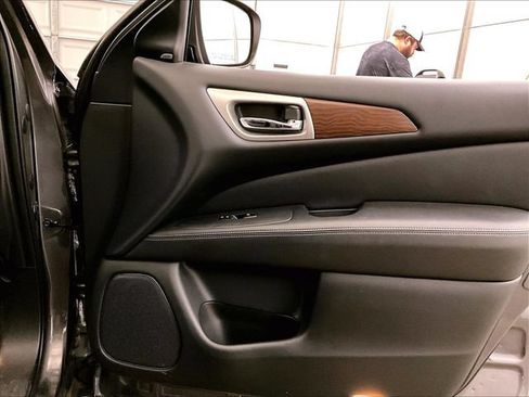Used 2019 Nissan Pathfinder Platinum AWD/4WD image 23
