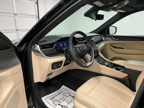 Used 2025 Jeep Grand Cherokee L Limited w/ Luxury Tech Group II AWD/4WD image 17