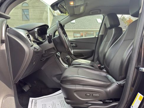 Used 2019 Chevrolet Trax LT w/ LT Convenience Package AWD/4WD image 19