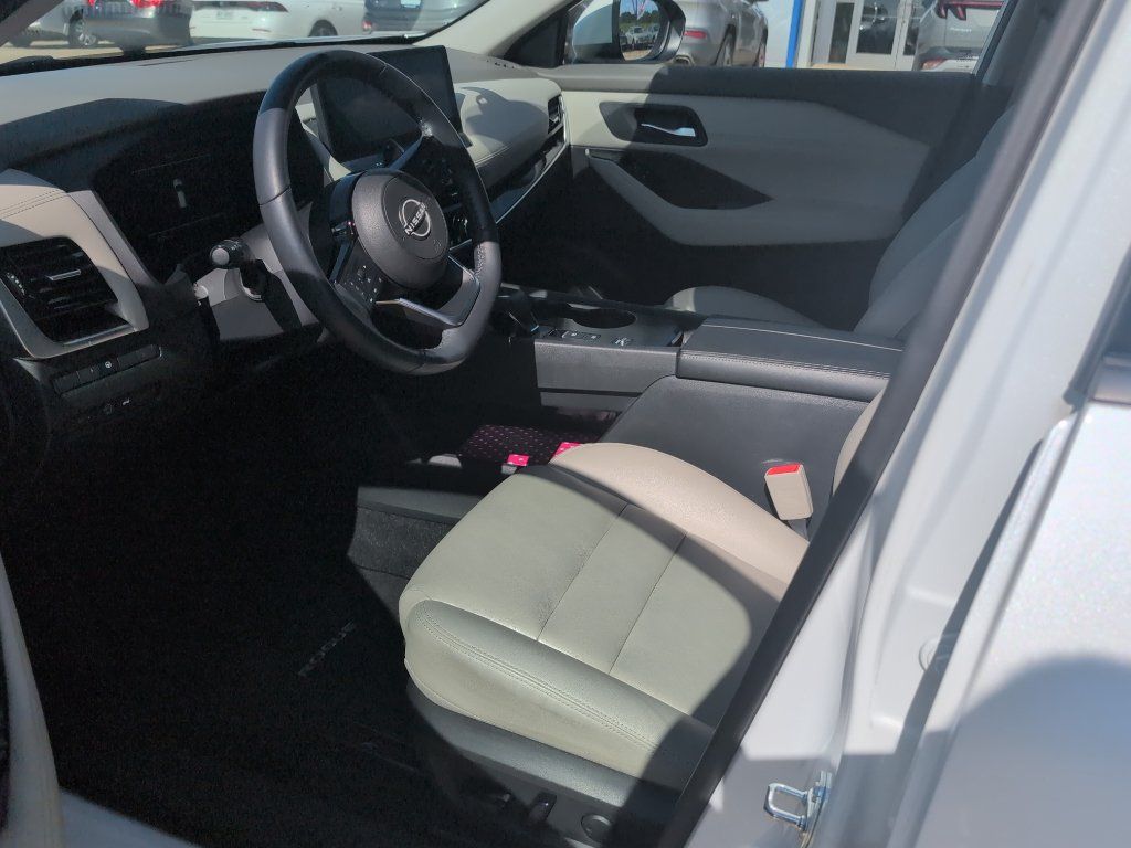 Used 2024 Nissan Rogue SL w/ SL Premium Package FWD image 3
