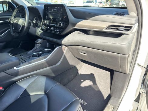 Used 2022 Toyota Highlander XLE image 12
