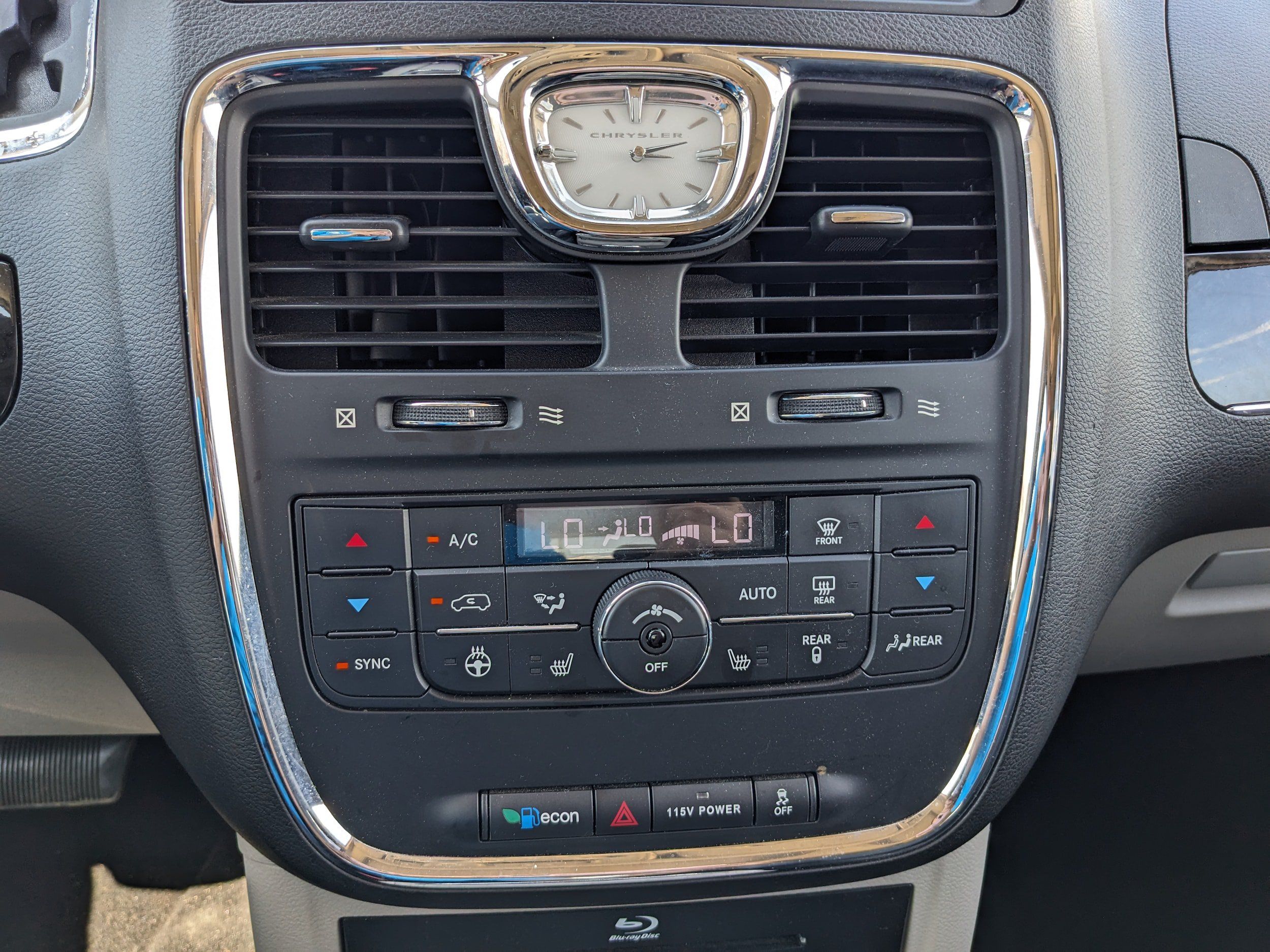 Used 2016 Chrysler Town & Country Touring-L FWD image 25