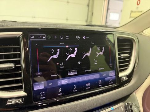 Used 2023 Chrysler Pacifica Touring-L FWD image 19