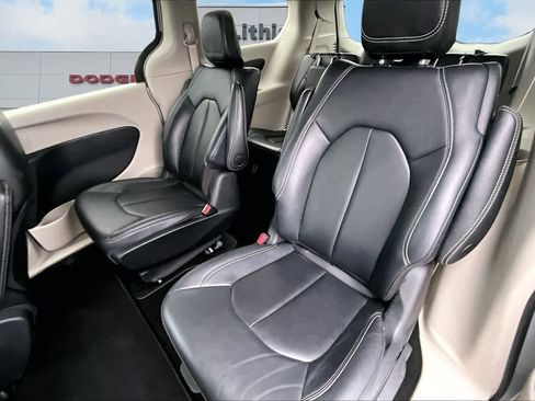 Used 2024 Chrysler Pacifica Select image 13