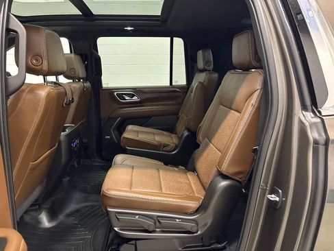 Used 2021 Chevrolet Suburban High Country w/ Premium Package AWD/4WD image 30