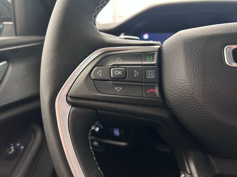 Used 2025 Jeep Grand Cherokee Altitude RWD image 10