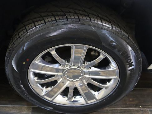 Used 2017 Chevrolet Suburban LT image 25