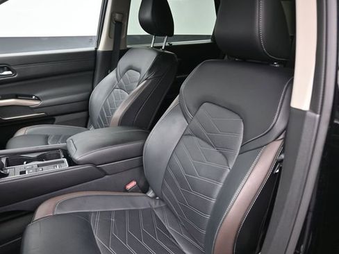 Used 2024 Nissan Pathfinder Platinum image 33