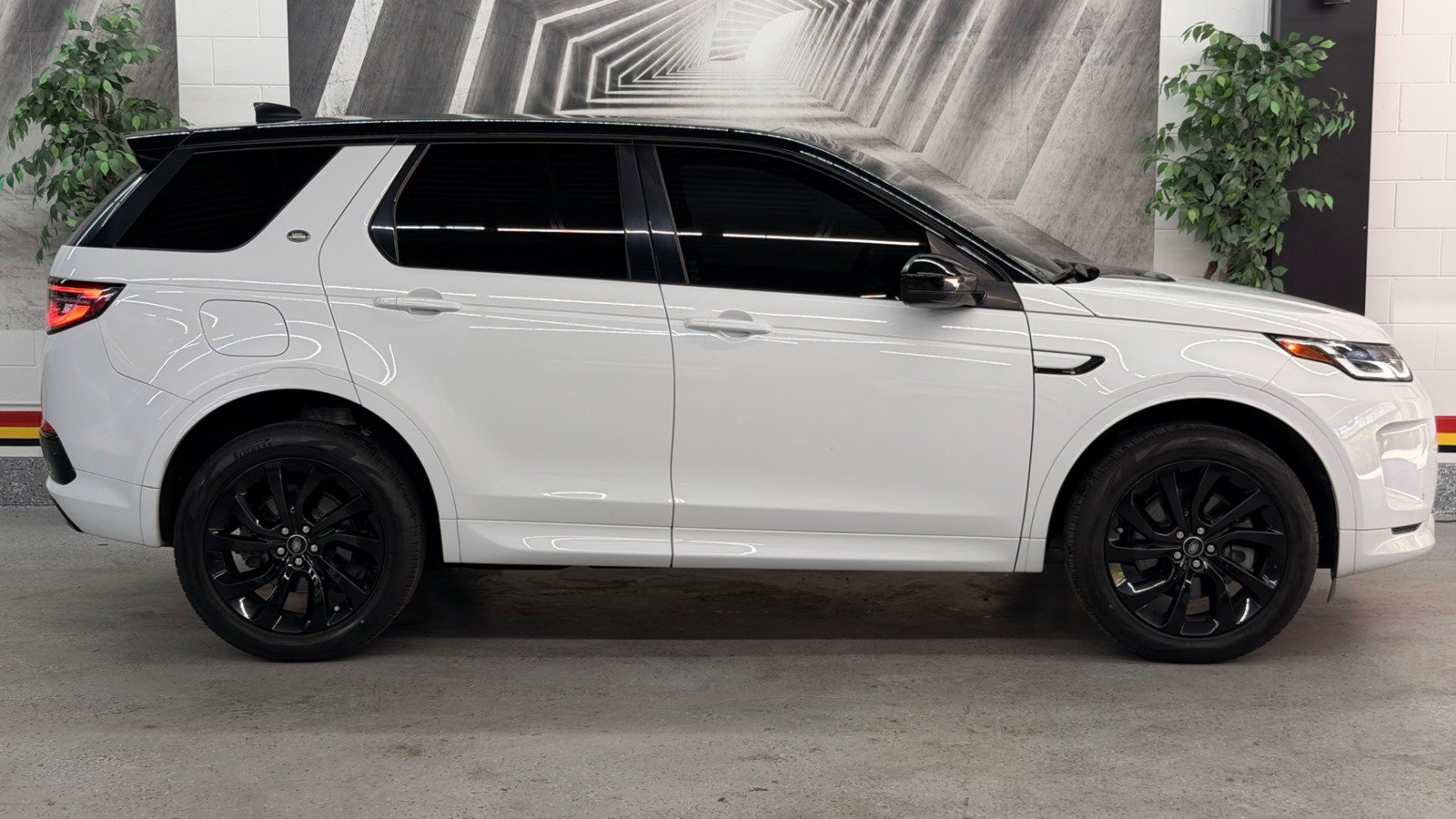 Used 2023 Land Rover Discovery Sport SE R-Dynamic AWD/4WD image 6