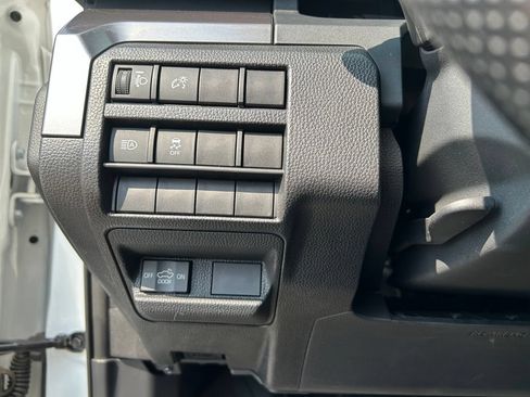 Used 2025 Toyota Tacoma SR5 AWD/4WD image 18