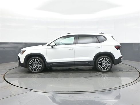 Certified 2025 Volkswagen Taos SE w/ Panoramic Sunroof Package image 4