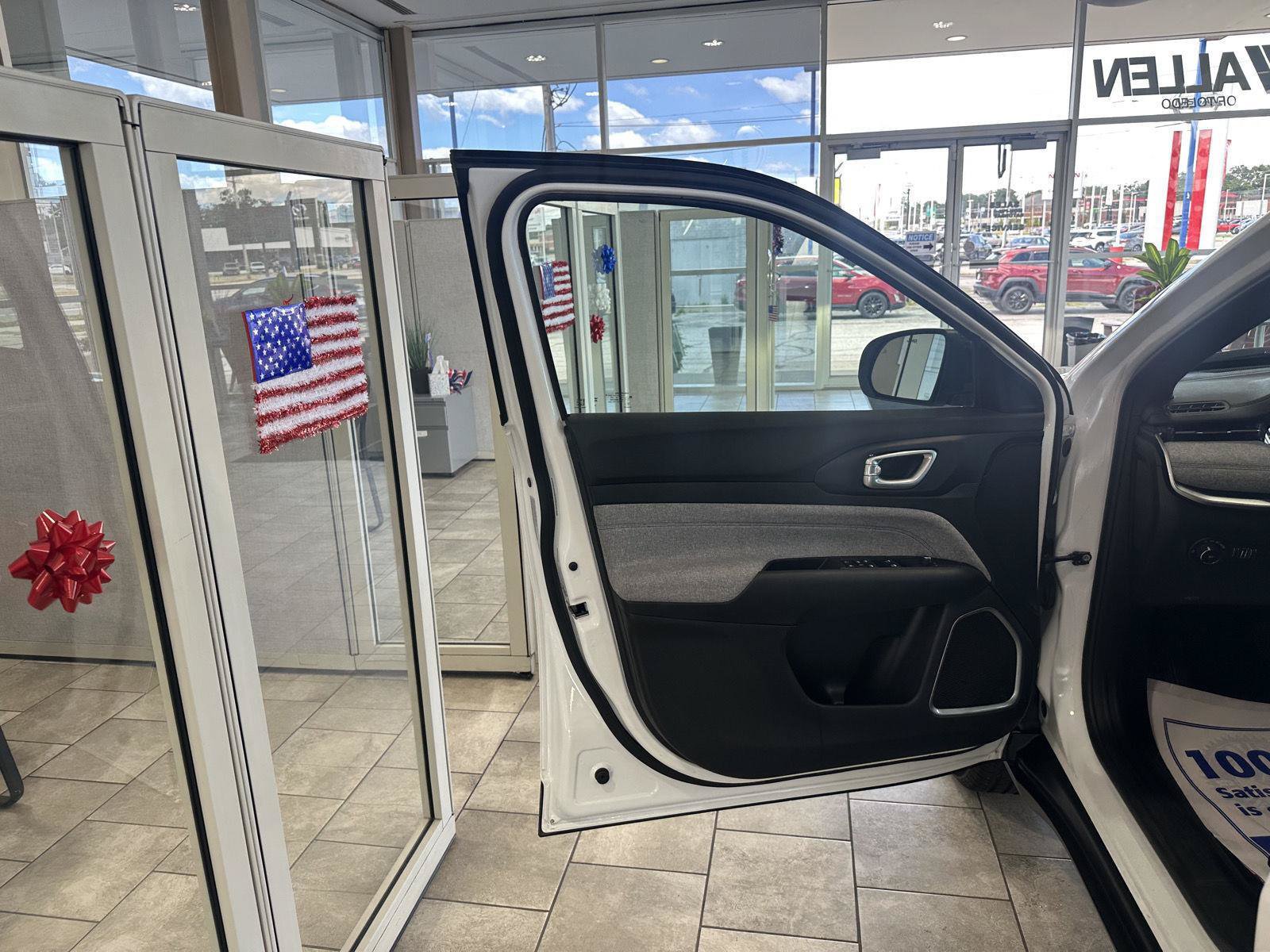 Used 2023 Jeep Compass Latitude AWD/4WD image 17
