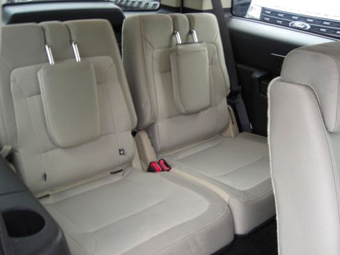 Used 2019 Ford Flex SE FWD image 19