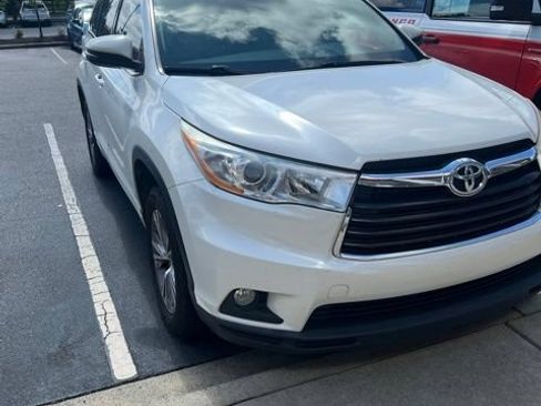 Used 2014 Toyota Highlander XLE FWD image 2