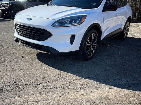Used 2022 Ford Escape SE w/ SE Sport Appearance Package image 3