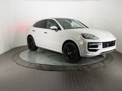 Certified 2025 Porsche Cayenne E-Hybrid Coupe AWD/4WD image 9