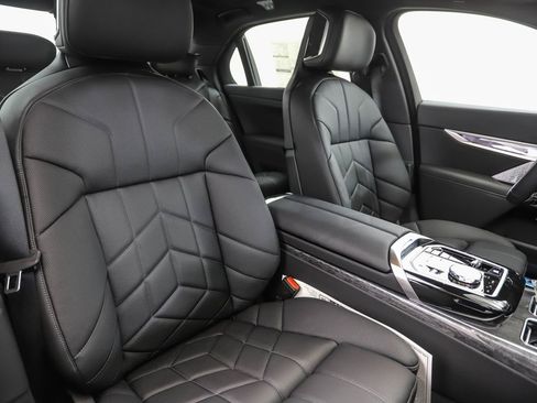 Used 2025 BMW 760i xDrive 760i xDrive w/ Executive Package image 33