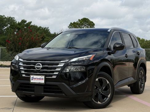 Used 2024 Nissan Rogue SV w/ SV Premium Package FWD image 2
