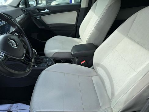 Used 2019 Volkswagen Tiguan SE w/ Panoramic Sunroof Package image 6