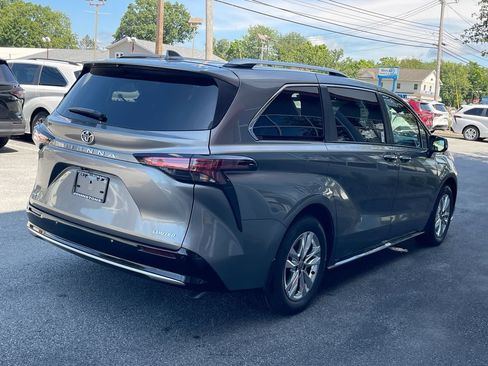 Used 2026 Toyota Sienna Limited FWD image 15