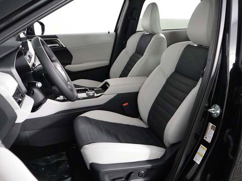 New 2025 Mitsubishi Outlander SE image 32