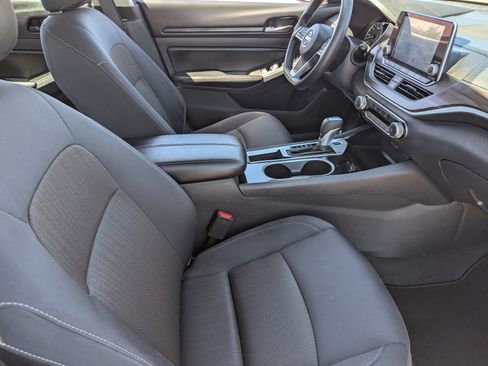 Used 2024 Nissan Altima 2.5 SV FWD image 9