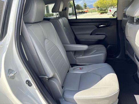 Used 2021 Toyota Highlander XLE AWD/4WD image 16