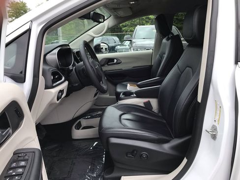 Used 2024 Chrysler Pacifica Touring-L FWD image 11