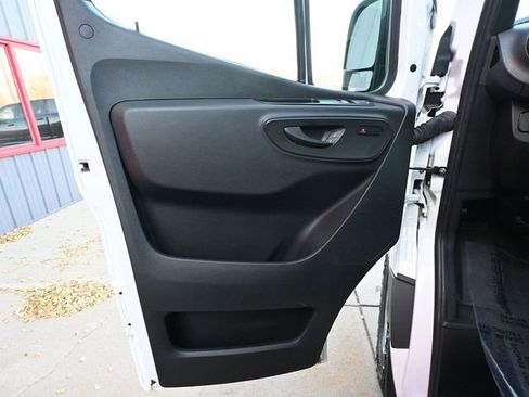 Used 2024 Mercedes-Benz Sprinter 2500 image 32