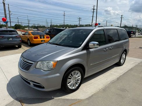 Used 2013 Chrysler Town & Country Limited w/ Luxury Group FWD image 5